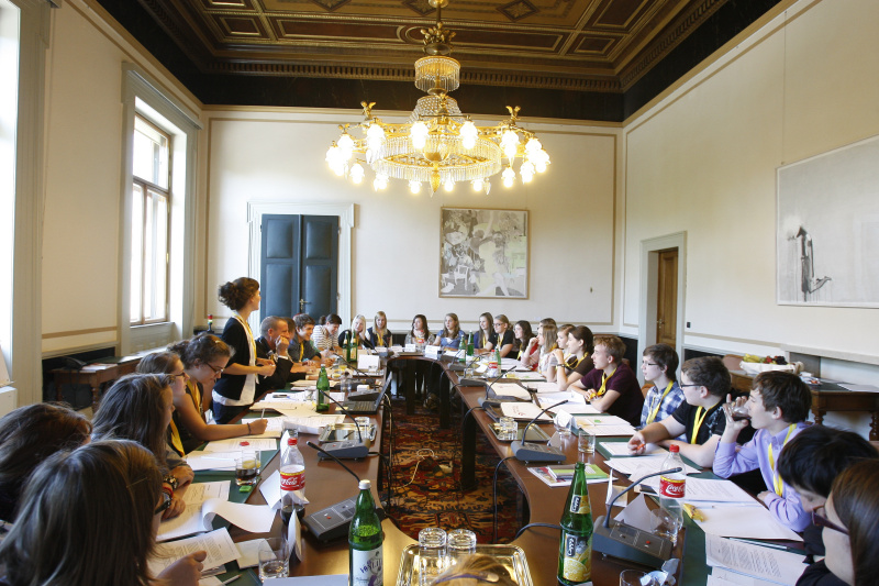 JugendparlamentsteilnehmerInnen bei der Simulation einer Klubsitzung