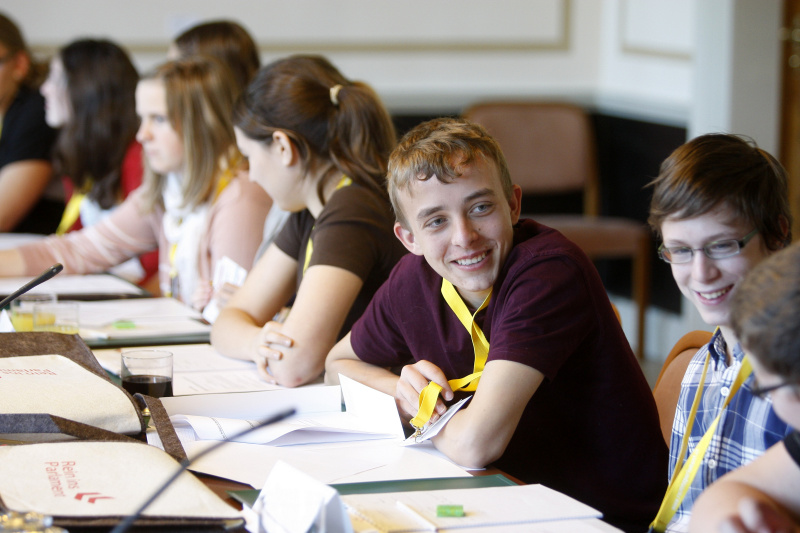 JugendparlamentsteilnehmerInnen bei der Simulation einer Klubsitzung