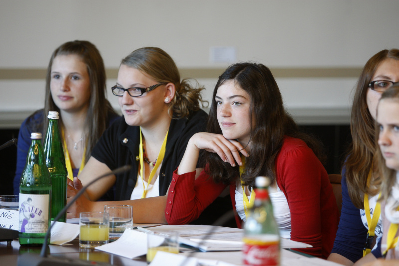 JugendparlamentsteilnehmerInnen bei der Simulation einer Klubsitzung