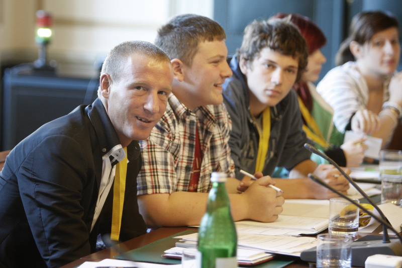 v.li. Stefan Petzner - Nationalratsabgeordneter BZÖ. Simulation einer Klubsitzung