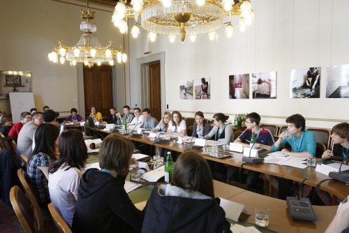 JugendparlamentsteilnehmerInnen bei der Simulation einer Klubsitzung
