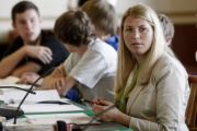 v.re. Elisabeth Hakel - Nationalratsabgeordnete SPÖ. JugendparlamentsteilnehmerInnen bei der Simulation einer Klubsitzung