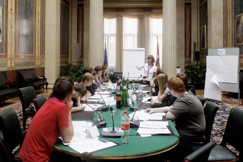 5.v.li. Mag. Michael Hammer - Nationalratsabgeordneter ÖVP. JugendparlamentsteilnehmerInnen bei der Simulation einer Klubsitzung