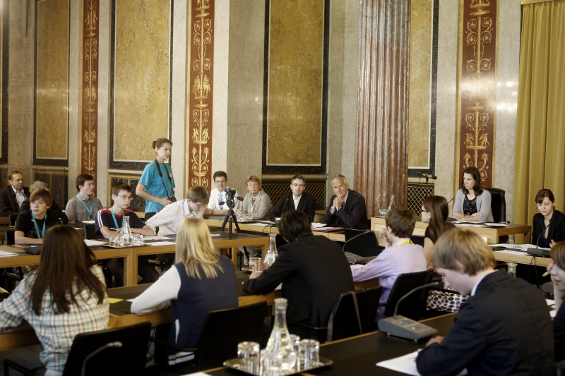 Dr. Josef Moser - Rechnungshofpräsident (Mitte). JugendparlamentsteilnehmerInnen bei der Simulation einer Ausschusssitzung