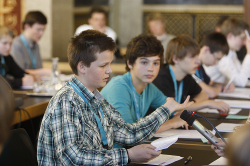 JugendparlamentsteilnehmerInnen bei der Simulation einer Ausschusssitzung