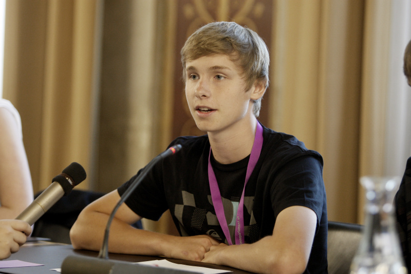 JugendparlamentsteilnehmerInnen bei der Simulation einer Ausschusssitzung