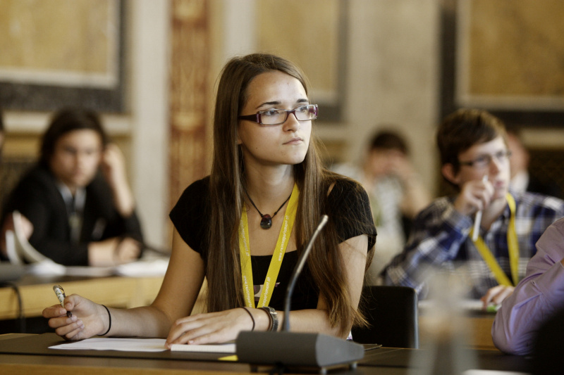 JugendparlamentsteilnehmerInnen bei der Simulation einer Ausschusssitzung