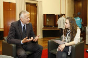 v.li. Dr. Josef Moser - Rechnungshofpräsident im Gespräch  mit einer Jugendparlamentsteilnehmerin