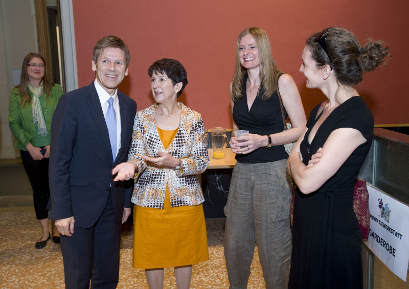 v.li. Dr. Josef Ostermayer - Staatssekretär im Bundeskanzleramt und Mag.a Barbara Prammer - Nationalratspräsidentin im Gespräch