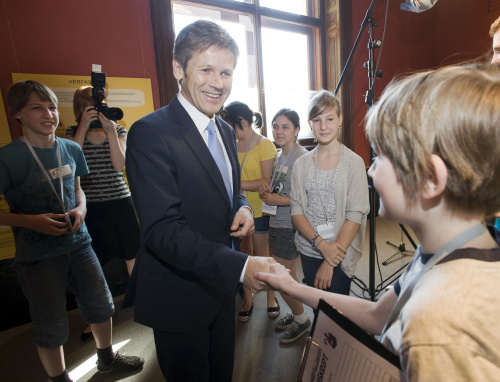 v.li. Dr. Josef Ostermayer - Staatssekretär begrüßt einen Schüler des Gymnasiums Maroltingergasse 69