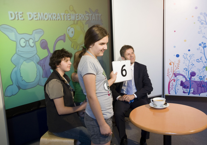 v.re. Dr. Josef Ostermayer - Staatssekretär beantwortet Fragen der SchülerInnen des Gymnasiums Maroltingergasse 69