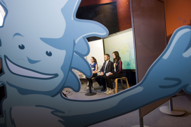 Dr. Josef Ostermayer - Staatssekretär (Mitte)  beantwortet Fragen der SchülerInnen Gymnasiums Maroltingergasse 69