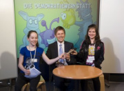 Dr. Josef Ostermayer - Staatssekretär (Mitte)  beantwortet Fragen der SchülerInnen Gymnasiums Maroltingergasse 69