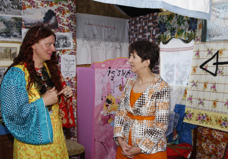 v.li. Delaine Le Bas - Künstlerin und Mag.a  Barbara Prammer - Präsidentin des Nationalrates im Gespräch