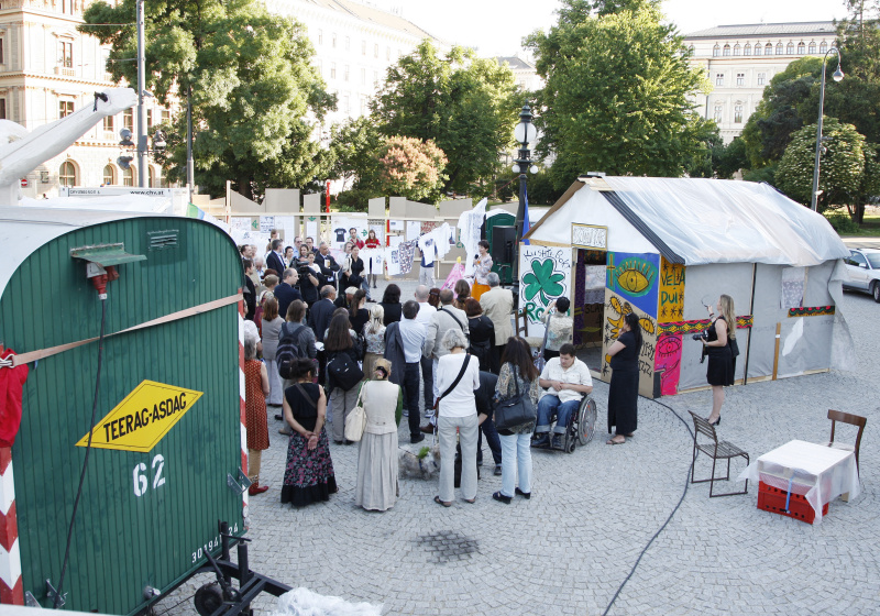 Blick in Richtung VeranstaltungsteilnehmerInnen. Mag.a  Barbara Prammer - Präsidentin des Nationalrates am Mikrofon