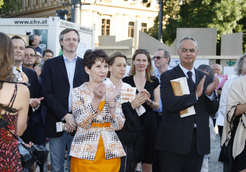 Blick in Richtung VeranstaltungsteilnehmerInnen. Mag.a  Barbara Prammer - Präsidentin des Nationalrates (Mitte)