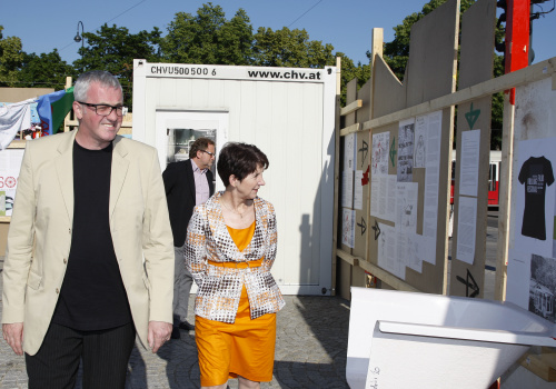 v.li. Wolfgang Schlag - Kurator Into the City und Mag.a  Barbara Prammer - Präsidentin des Nationalrates besichtigen die Ausstellung