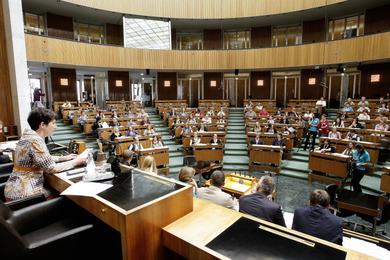 SchülerInnen aus Oberösterreich präsentieren die Ergebnisse ihrer Sitzungssimulationen. Mag.a Barbara Prammer - Nationalratspräsidentin am Präsidium