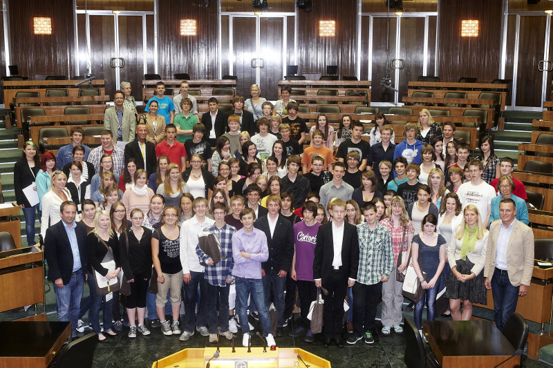SchülerInnen aus Oberösterreich mit den Jugendreferenten der Parlamentsklubs