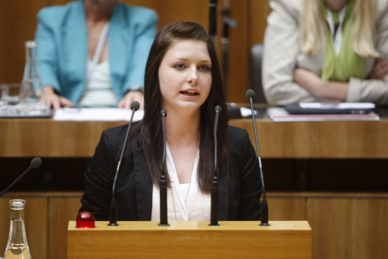 Schülerin am Rednerpult präsentiert die Sitzungsergebnisse