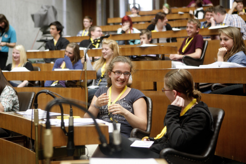 SchülerInnen aus Oberösterreich während der Präsentation der Ergebnisse ihrer Sitzungssimulationen