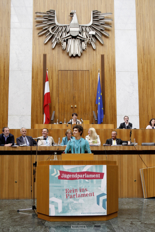 Schülerin am Rednerpult präsentiert die Sitzungsergebnisse. Mag.a Barbara Prammer - Nationalratspräsidentin am Präsidium. Auf der Regierungsbank v.li. Mag. Michael Hammer - Nationalratsabgeordneter ÖVP, Dr. Josef Moser - Rechnungshofpräsident, Mario Kunasek - Nationalratsabgeordneter FPÖ, Dr. in Gabriela Moser - Nationalratsabgeordnete Grüne, Elisabeth Hakel - Nationalratsabgeordnete SPÖ und Stefan Petzner - Nationalratsabgeordneter BZÖ