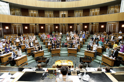 SchülerInnen aus Oberösterreich präsentieren die Ergebnisse ihrer Sitzungssimulationen. Mag.a Barbara Prammer - Nationalratspräsidentin am Präsidium