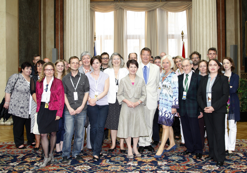 Gruppenfoto mit den MitarbeiterInnen der Volksanwaltschaft und Mag.a Barbara Prammer - Präsidentin des Nationalrates (Bildmitte)