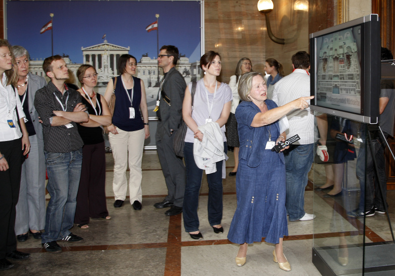 VeranstaltungsteilnehmerInnen bei einer Führung durch das Parlamentsgebäude