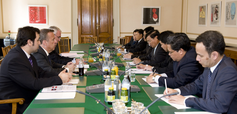 Linke Bildhälfte: Österreichische Delegation v.li. Yilmaz Kara - Parlamentsdirektion, Dr. Joseph Wirnsperger - Parlamentsdirektion und Dr. Martin Graf - Dritter Nationalratspräsident. Rechte Bildhälfte: Delegation aus Laos mit Thongloun Sisoulith - stellvertretender Ministerpräsident und Außenminister (4.v.re.)