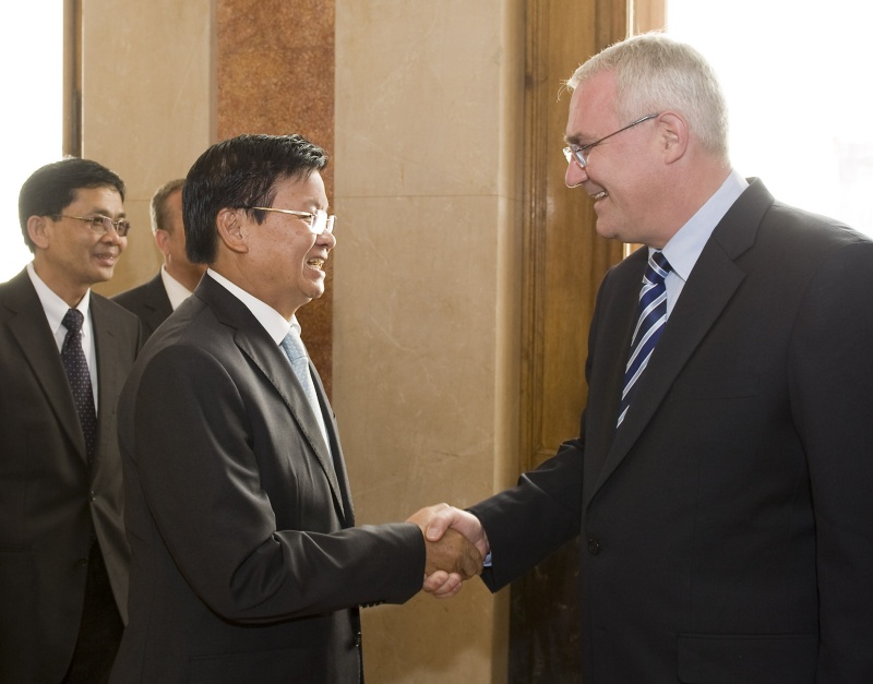 v.li.: Der stellvertretende Ministerpräsident und Außenminister von Laos Thongloun Sisoulith wird durch den Dritten Parlamentspräsidenten Dr. Martin Graf begrüßt