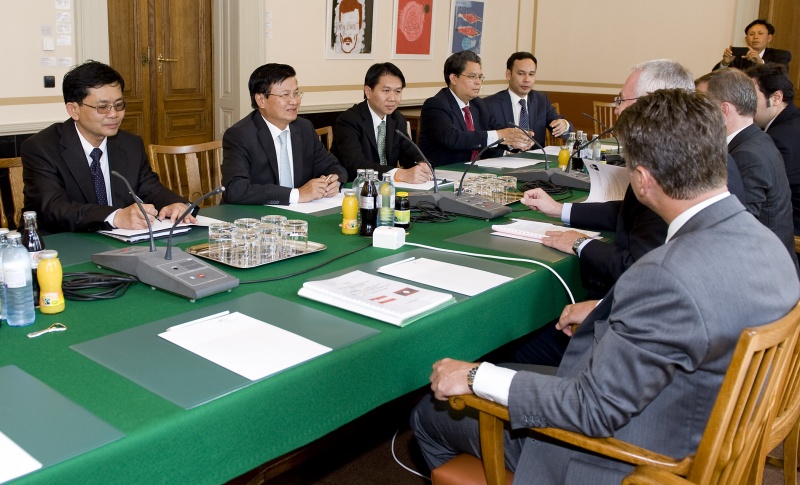 linke Bildhälfte: Delegation aus Laos mit Thongloun Sisoulith- stellvertretender Ministerpräsident und Außenministers (2.v.li.). Rechte Bildhälfte: Österreichische Delegation mit Dr. Martin Graf - Dritter Nationalratspräsident (3.v.re.)