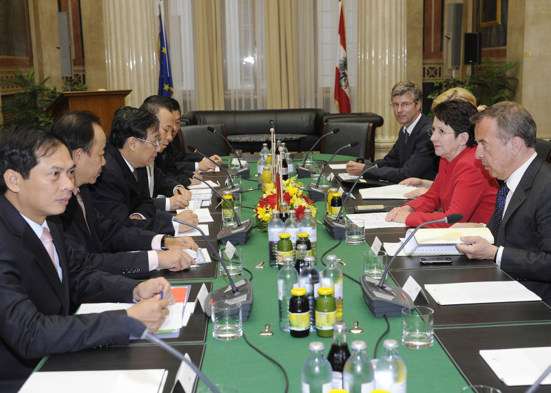 Linke Bildhälfte: Vietnamesische Delegation mit Dr. Pham Gia Khiem - stellvertretender Ministerpräsident und Außenminister der Sozialistischen Republik Vietnam (3.v.li.). Rechte Bildhälfte: Österreichische Delegation v.li. Martin Wasserer - Parlamentsdirektion,  Mag.a Barbara Prammer- Nationalratspräsidentin und Dr. Joseph Wirnsperger - Parlamentsdirektion