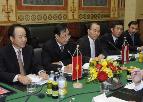 Vietnamesische Delegation mit Dr. Pham Gia Khiem - stellvertretender Ministerpräsident und Außenminister der Sozialistischen Republik Vietnam (2.v.li.)