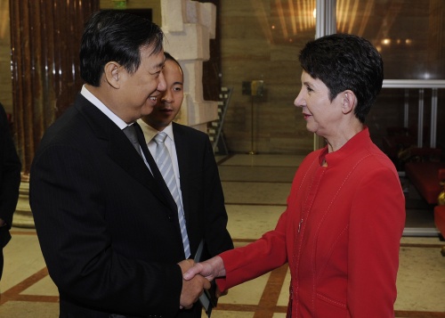 v.li. Dr. Pham Gia Khiem - stellvertretender Ministerpräsident und Außenminister der Sozialistischen Republik Vietnam wird durch Nationalratspräsidentin Mag.a Barbara Prammer begrüßt