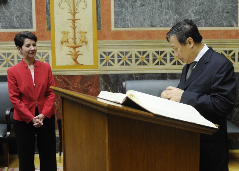 v.li. Mag.a Barbara Prammer und Dr. Pham Gia Khiem - stellvertretender Ministerpräsident und Außenminister der Sozialistischen Republik Vietnam beim Eintrag in das Gästebuch