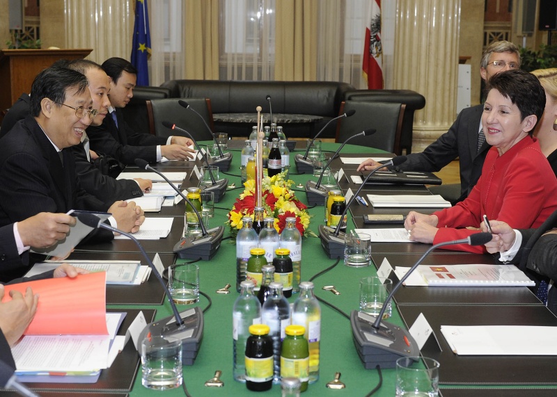 Linke Bildhälfte: Vietnamesische Delegation mit Dr. Pham Gia Khiem - stellvertretender Ministerpräsident und Außenminister der Sozialistischen Republik Vietnam (li.). Rechte Bildhälfte: Österreichische Delegation mit Mag.a Barbara Prammer- Nationalratspräsidentin (re.)