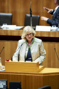 Anna Höllerer - Nationalratsabgeordnete am Rednerpult