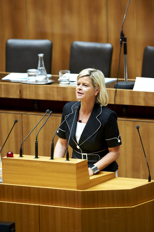 Direktorin Mag.a Klaudia Tanner am Rednerpult