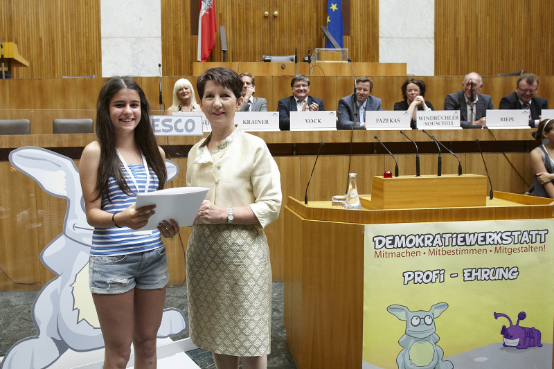 Nationalratspräsidentin Mag.a Barbara Prammer überreicht eine Urkunde. Im Hintergrund auf der Regierungsbank v. links: Elke Kirchner - Klub der Freiheitlichen, Kai Jan Krainer - Nationalratsabgeordneter, Bernhard Vock - Nationalratsabgeordneter, Hannes Fazekas - Nationalratsabgeordneter, Tanja Windbüchler-Souschill - Nationalratsabgeordnete, Franz Riepl - Nationalratsabgeordneter und Bundesratsmitglied Johann Ertl