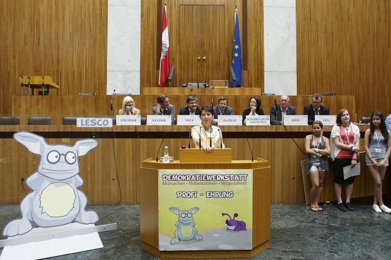 Nationalratspräsidentin Mag.a Barbara Prammer am Rednerpult. Im Hintergrund auf der Regierungsbank v. links: Elke Kirchner - Klub der Freiheitlichen, Kai Jan Krainer - Nationalratsabgeordneter, Bernhard Vock - Nationalratsabgeordneter, Hannes Fazekas - Nationalratsabgeordneter, Tanja Windbüchler-Souschill - Nationalratsabgeordnete, Franz Riepl - Nationalratsabgeordneter und Bundesratsmitglied Johann Ertl