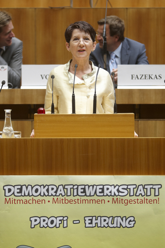 Nationalratspräsidentin Mag.a Barbara Prammer am Rednerpult. Im Hintergrund auf der Regierungsbank v. links:Kai Jan Krainer - Nationalratsabgeordneter, Bernhard Vock - Nationalratsabgeordneter und Hannes Fazekas - Nationalratsabgeordneter