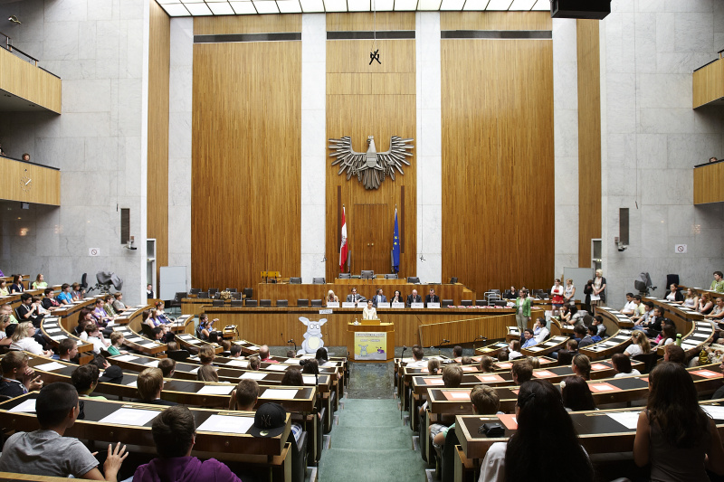 Nationalratspräsidentin Mag.a Barbara Prammer begrüßt die SchülerInnen, welche als Demokratiewerkstatt-Profi geehrt werden. Auf der Regierungsbank v. links: Elke Kirchner - Klub der Freiheitlichen, Kai Jan Krainer - Nationalratsabgeordneter, Bernhard Vock - Nationalratsabgeordneter, Hannes Fazekas - Nationalratsabgeordnete, Tanja Windbüchler-Souschill - Nationalratsabgeordneter, Franz Riepl - Nationalratsabgeordneter und Bundesratsmitglied Johann Ertl