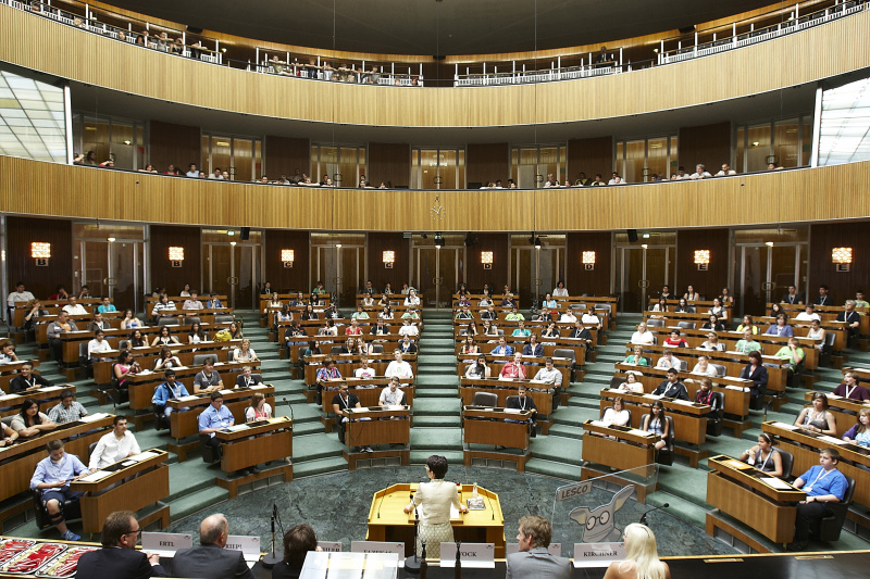 Nationalratspräsidentin Mag.a Barbara Prammer begrüßt die SchülerInnen, welche als Demokratiewerkstatt-Profi geehrt werden
