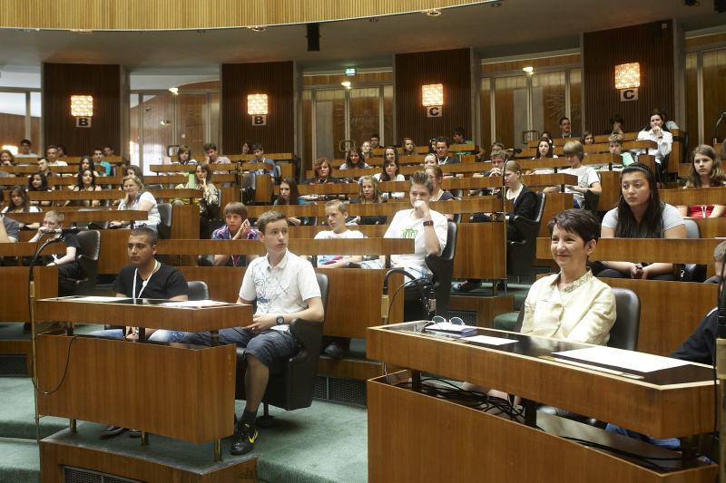Blick in Richtung VeranstaltungsteilnehmerInnen mit Mag.a Barbara Prammer - Nationalratspräsidentin (1.Reihe re.)