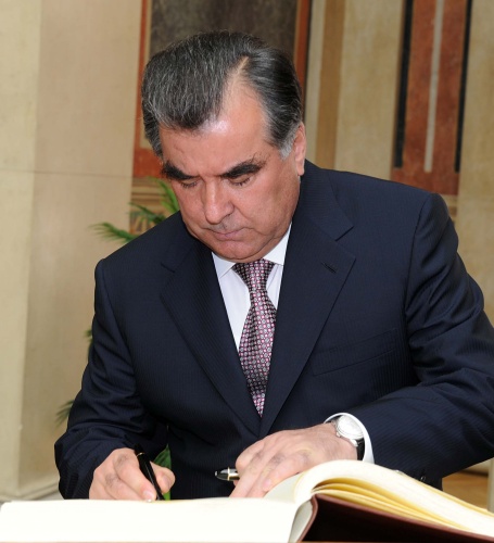 Emomali Rachmon - Präsident der Republik Tadschikistan beim Eintrag in das Gästebuch