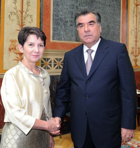 Handschlag zwischen Mag.a Barbara Prammer - Nationalratspräsidentin und Emomali Rachmon - Präsident der Republik Tadschikistan beim Eintrag in das Gästebuch