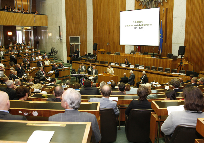 Mag.a Barbara Prammer - Präsidentin des Nationalrates am Rednerpult