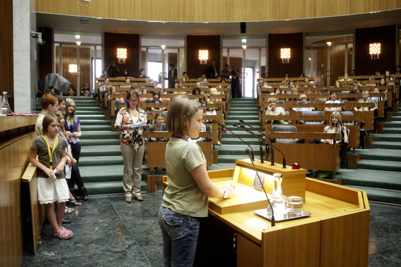 Schülerin die zum Demokratiewerkstatt-Profi geehrt wird hält eine kurze Rede