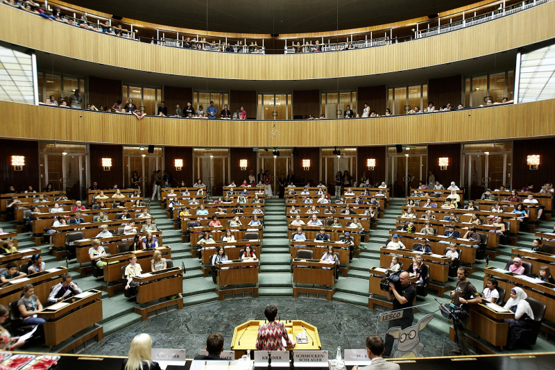 Blick in Richtung VeranstaltungsteilnehmerInnen mit Nationalratspräsidentin Mag.a Barbara Prammer am Rednerpult
